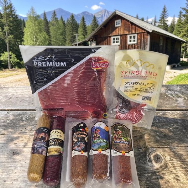 Hovedbilde Weekendpakke med serranoskinke, spekepølser og ...
